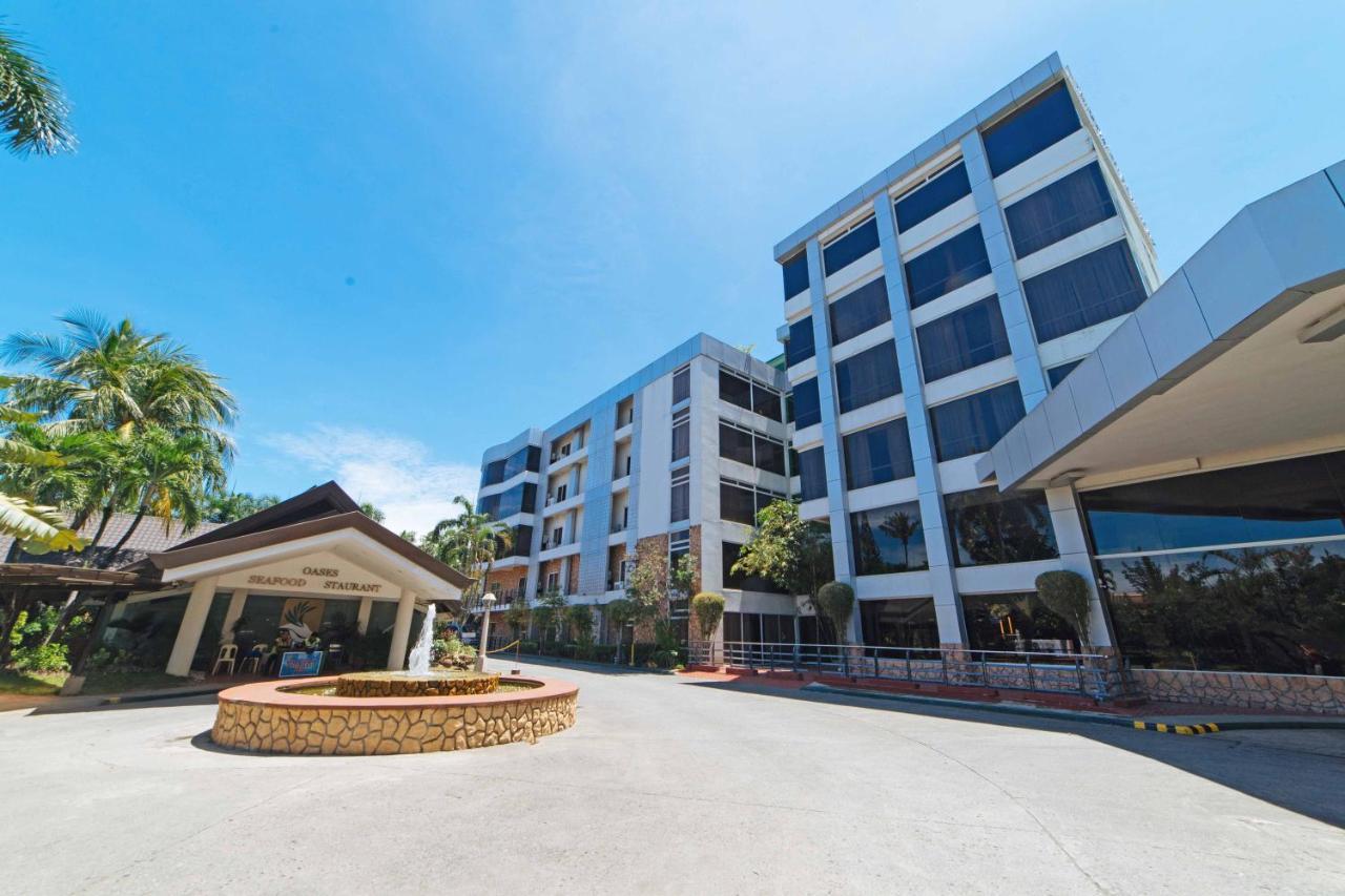Reddoorz Premium @ The Ritz Garden Oases Hotel Davao Bagian luar foto