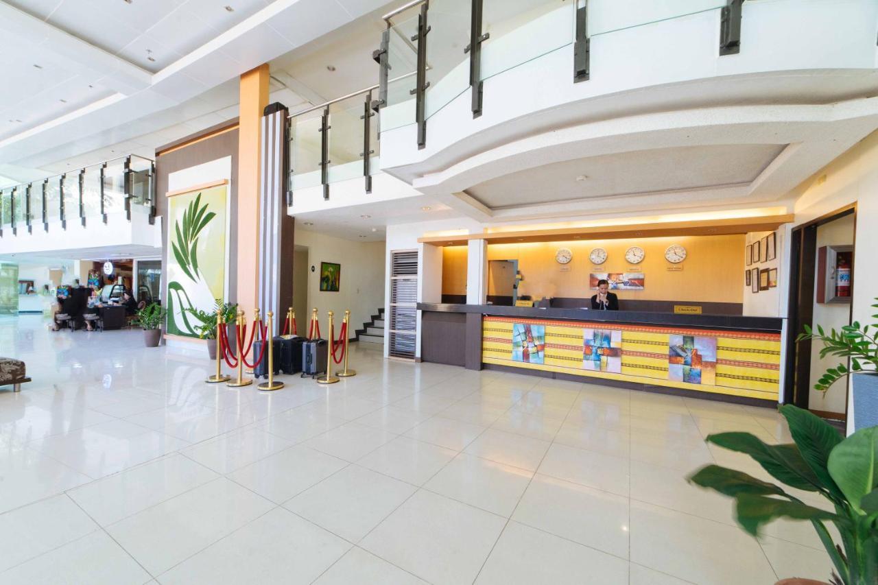 Reddoorz Premium @ The Ritz Garden Oases Hotel Davao Bagian luar foto