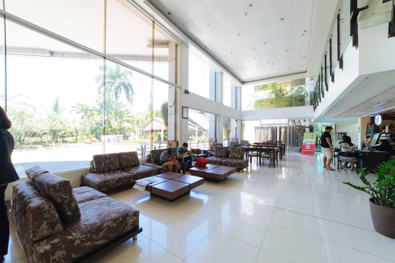 Reddoorz Premium @ The Ritz Garden Oases Hotel Davao Bagian luar foto