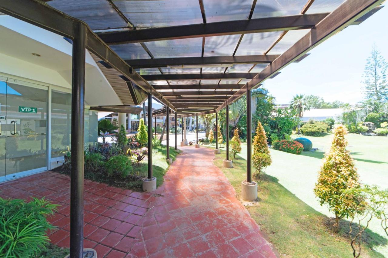 Reddoorz Premium @ The Ritz Garden Oases Hotel Davao Bagian luar foto