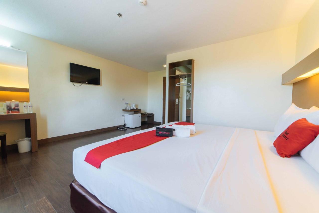Reddoorz Premium @ The Ritz Garden Oases Hotel Davao Bagian luar foto