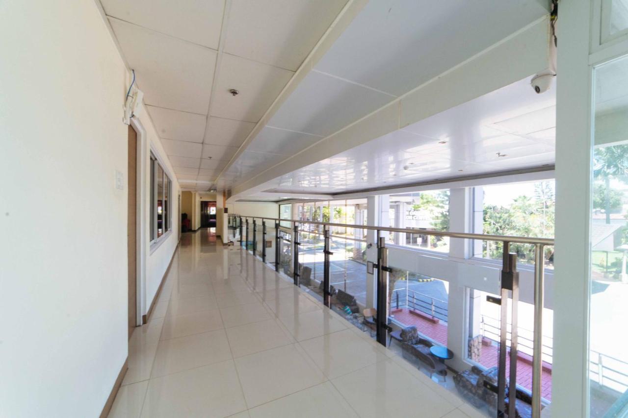 Reddoorz Premium @ The Ritz Garden Oases Hotel Davao Bagian luar foto