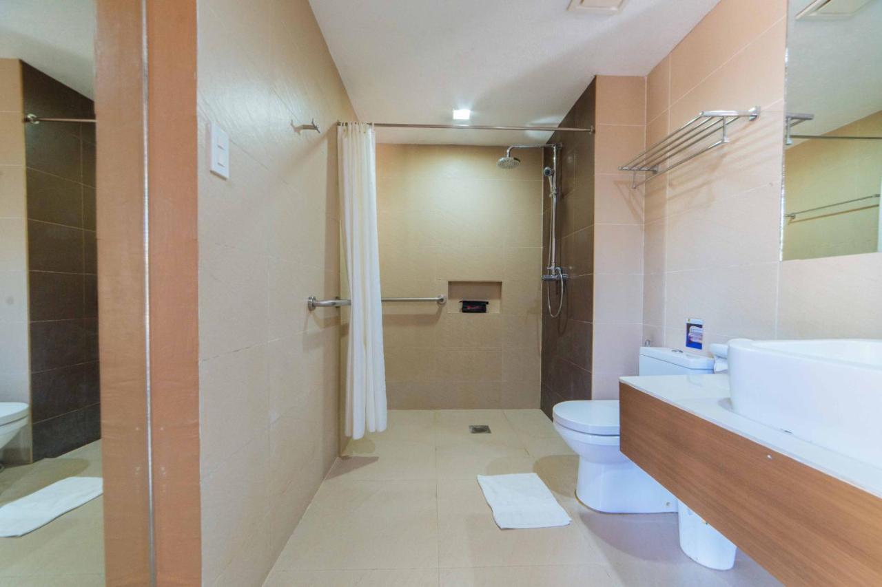 Reddoorz Premium @ The Ritz Garden Oases Hotel Davao Bagian luar foto