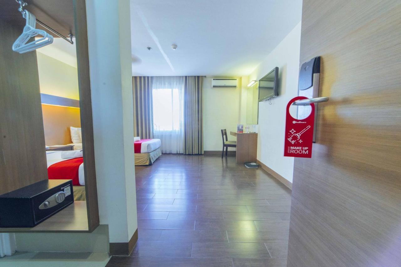 Reddoorz Premium @ The Ritz Garden Oases Hotel Davao Bagian luar foto
