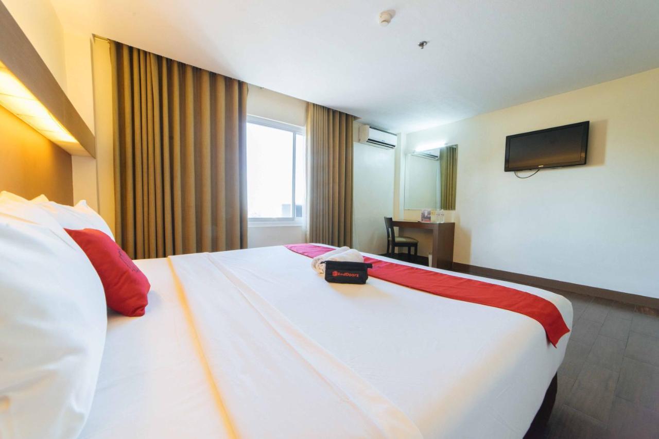 Reddoorz Premium @ The Ritz Garden Oases Hotel Davao Bagian luar foto