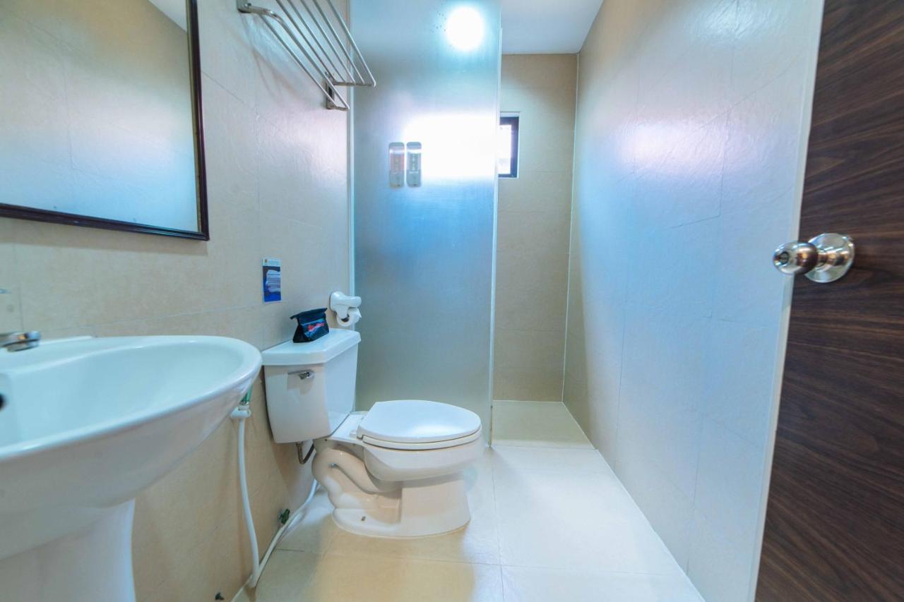 Reddoorz Premium @ The Ritz Garden Oases Hotel Davao Bagian luar foto