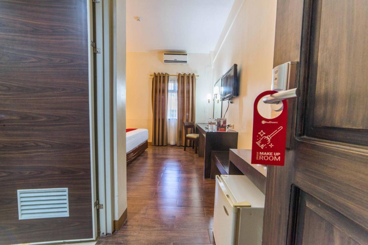 Reddoorz Premium @ The Ritz Garden Oases Hotel Davao Bagian luar foto