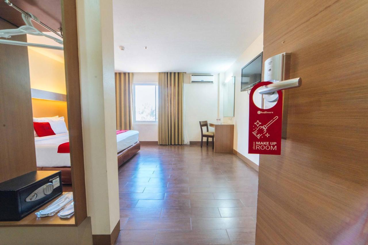 Reddoorz Premium @ The Ritz Garden Oases Hotel Davao Bagian luar foto